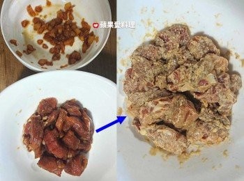 step5: 裹粉：肉醃好後取出放到另一個碗（鳳梨碎不要倒掉），慢慢灑蕃薯粉，用手抓一抓（邊灑粉邊抓，每塊肉都均勻地裹上粉即可）。
