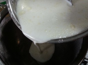 step4: 然後將粉漿過一次篩,確保沒有粉粒