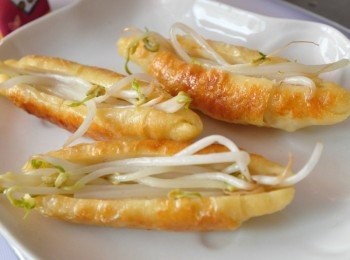 step7: 將適量豆芽菜夾入麵腸中