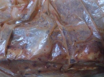 step2: 隔天要食用前再由冰箱取出放置烤箱以200度烤25-30分,