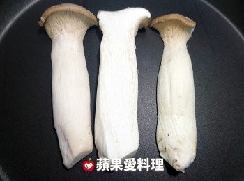 step2: 取出平底鍋，放入杏鮑菇片，開中火乾煎（不用加油）。