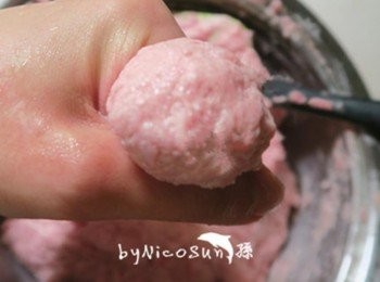 step6: 虎口捏成球狀.再用沾水的湯匙輔助下鍋中溫煮