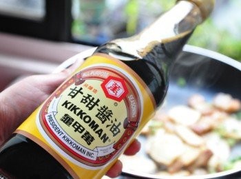 step4: 再放入少許的香油、米酒、砂糖、及【龜甲萬 -甘甜醬油】調味