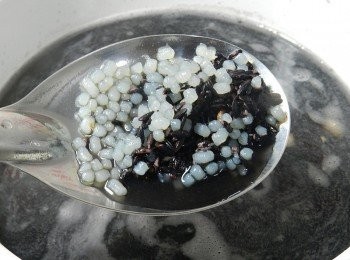 step4: 水先入鍋，煮滾後下薑片，再把黑米與蒟蒻米一起加入