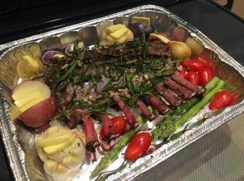 step3: 將煎好的羊小排放在烤盤中，上面舖回原本的<span class="group_2">醃料</span>迷迭香和蒜泥，旁邊放置邊菜，200度烤20分鐘