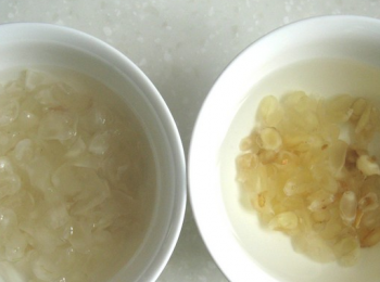 step1: 可以在睡前拿適量的雪蓮子泡水，桃膠泡發泡軟，洗淨雜質