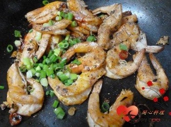 step5: 放入蝦加<span class="group_2">調味</span>和蔥末,快速拌炒均勻