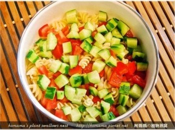 step5: 將小黃瓜丁與番茄丁放入至螺旋義大利麵的碗中。