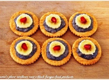 step4: 為增添成品色澤，可在最上層擺放紅石榴力來點綴。