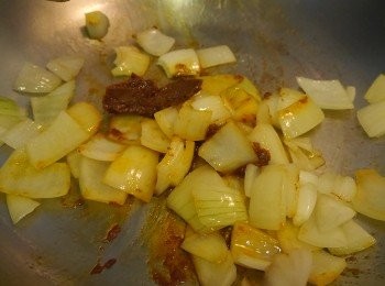 step2: *熱油爆炒洋蔥與咖哩醬。