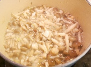 step2: 加入菇類炒直軟身, 盛起備用