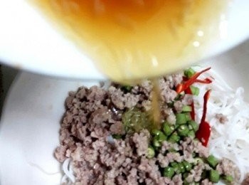 step14: 淋上醬汁一起攪拌，
