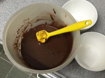 step5: 輕手拌入朱古力溶液。