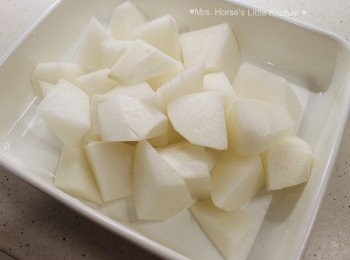 step3: 白蘿蔔去皮後以滾刀法切件備用