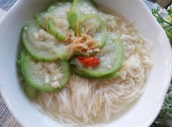 step5: 煮滾後加入煮軟的麵線 , 再加少許鹽調味即可