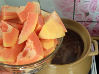 step7: 半小時後加入切好的木瓜，再次大火煲滾後轉小火煲半小時或煲至木瓜變軟。