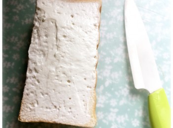 step2: 在麵包上塗上忌廉，用刀抹勻。