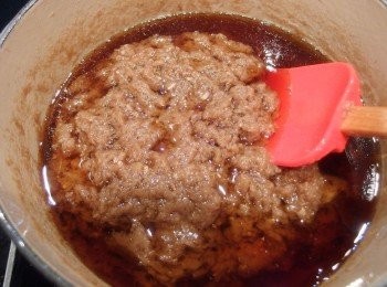 step9: 過程中需不斷做拌炒,讓調味料慢慢融合在薑泥中,邊炒邊嚐一下味道,由於是醬料,口味需要比較厚重,可自行增減鹽份,糖及香菇調味料。