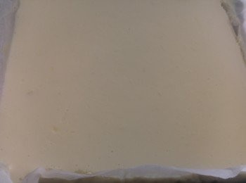 step9: 將榴槤芝士cream倒入模內,需要凳幾下排空氣,如有氣泡請消滅。