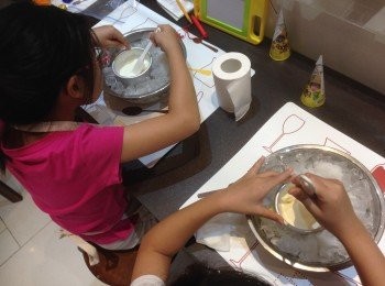 step3: 待靜止15分鐘便查看一下底部及杯邊的忌廉開始凝固成固體狀便攪仍未變固體的雪糕糊混和成糰為止再靜待變硬便可享用