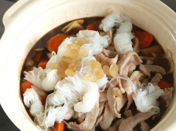 step5: 加入豬肉片、芋絲和冰糖拌勻，蓋上，調至中火多煮10分鐘。