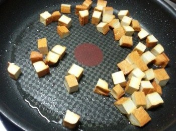 step4: 用1湯匙油起鑊,先炒香五香豆腐