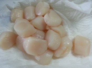 step1: 急凍帶子解凍洗淨後用廚房紙抹乾水份