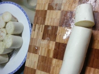 step2: 茄子洗淨切段(可以用紫色茄子)將茄子排於碟上,用大火水滾計蒸15分鐘待用(蒸耐d待茄子淋身d更好食)