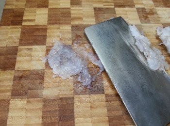 step2: 將每隻蝦仁用刀邊位拍扁