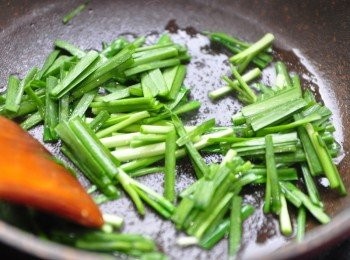 step7: 再來放入油加熱放入韭菜炒軟