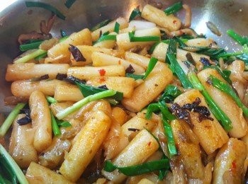 step6: 最後加入蔥段炒勻即可。