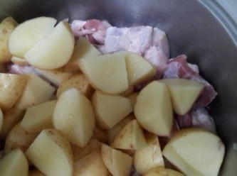 step2: 洋蔥炒香後放入肉乾炒,轉小火將肉油逼出,再放入馬鈴薯一起翻炒