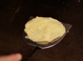 step2: 煎蛋皮，每個約比水餃皮再大一些