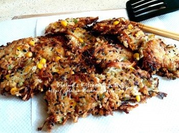 step9: 盛起放在廚紙上吸取油份即可 (如喜愛米餅再脆口些 , 可以好似袁太咁煎燶少少呢)