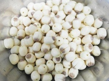 step1: 將蓮子洗淨瀝乾水分~~