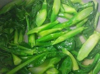 step4: 燒熱油，倒入梗部先炒一會，再加入芥蘭葉、鹽及雞粉同炒。