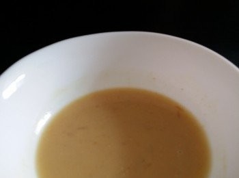 step2: 將滾水和地捫忌廉咖喱醬拌勻, 如果涼了可入微波爐叮10秒.
然後加入中筋麵粉搓揉, 搓約5至10分鐘便完成.