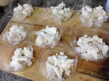 step2: 將椰肉切成小顆粒放入布甸杯內（喜歡也可將椰肉完全打成蓉混合椰水內）