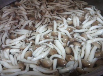 step2: 鍋加入水煮滾，再倒入蟹味煮3分鐘