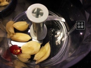 step2: 蒜頭大約5-6辦,喜歡吃辣的辣椒可以放多一點~