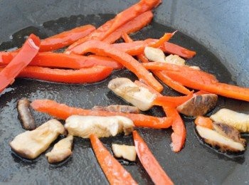 step3: 另外炒冬菇和紅椒，備用