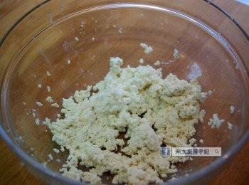 step1: 豆腐用布包好，揸出水分