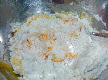 step3: 南瓜饺皮的做法：
把全部南瓜材料加在一起，慢慢搓揉直到成一个光滑的面团后盖上保鲜膜，让它休面30分钟左右待用。