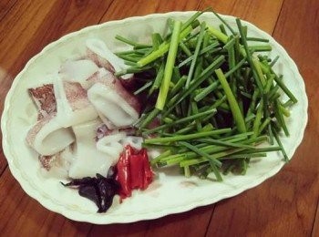 step1: 將澎湖野生小管除去內臟、外膜、眼嘴等部位後切圈；紅椒切片；黑蒜頭洗淨剝開；韭菜花切成段後洗淨，備用；【澎湖野生水產的產品皆通過政府檢驗及SGS認證，讓大家吃得更安心， 更是五星級飯店主廚指定<span class="group_1">食材</span>，讓大家有實惠價格輕鬆吃到頂級<span class="group_1">食材</span>。】
