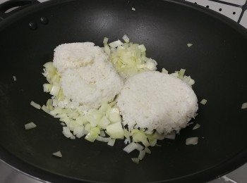 step2: 下隔夜冷飯然後用鑊鏟弄散後轉為大火翻炒至粒粒分明