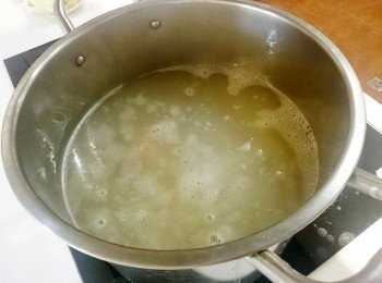 step2: 鍋中放入土雞高湯煮沸後，加入骨腿切塊，關中小火燉20分鐘。