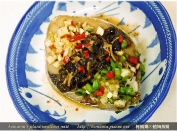 step5: 將上述<span class="group_1">食材</span>依照個人喜好，隨意地擺放在土魠魚上。