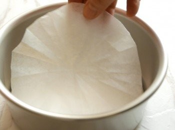 step14: 在6吋圓形活底蛋糕模內鋪上一張牛油紙。
