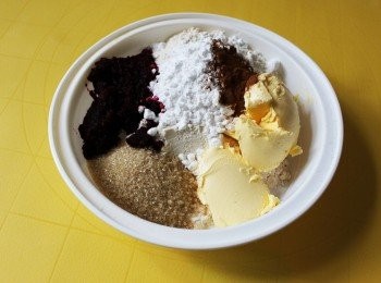 step3: 麵粉先過篩，加入所有材料