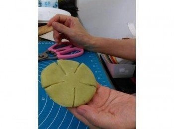 step11: 11造型一:用剪刀剪成5片，每片搓尖成5个花瓣，再在每個花瓣上以括版壓一條線，排入烤盤 
•